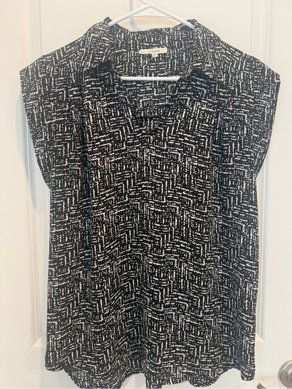 Sleeveless Black & White Patterned V-Neck Women’s Top